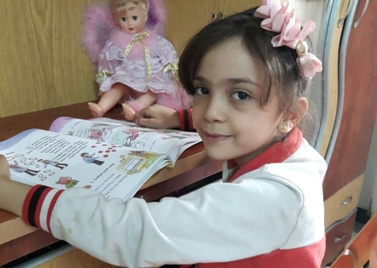 بالفيديو ..”بانا” طفلة ال7 سنوات تتحول الي مراسلة حربية من قلب حلب