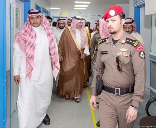 أمير الباحة يزور طالبات حادث حافلة الجامعة للاطمئنان عليهن