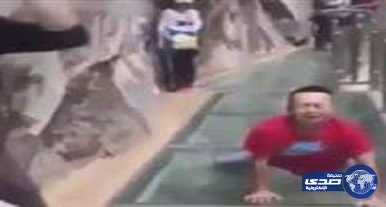 فيديو مرعب : سياح يزحفون على ارجلهم  اثناء عبور جسر الصين الزجاجي