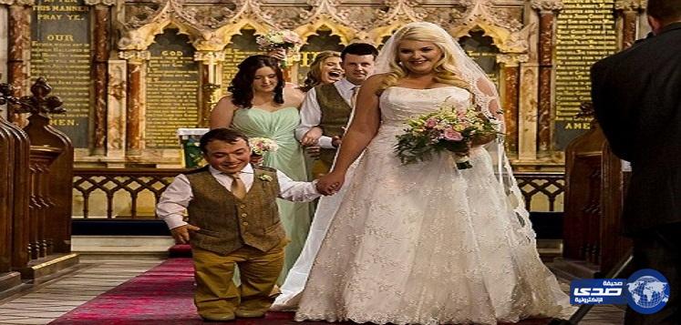 بالصور.. عريس قزم يصعد على سلم ليتمكن من الوقوف بجانب عروسه يوم الزفاف