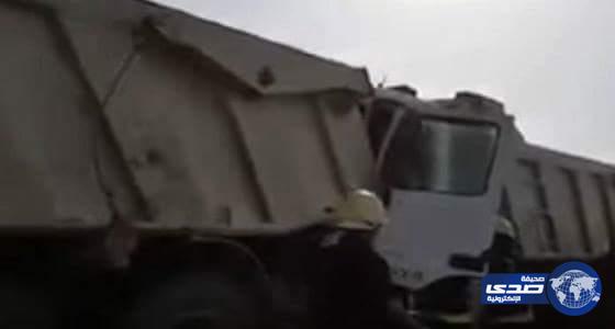 بالفيديو.. لحظة تصادم  10 شاحنات على أحد الطرق السريعة بالمدينة المنورة