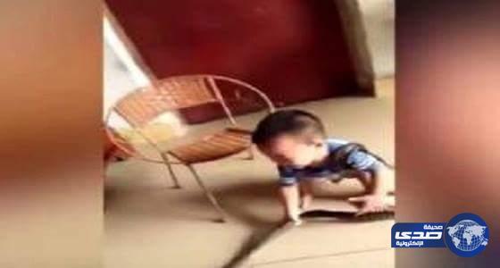 بالفيديو:أفعي تلتف حول جسم طفل.. شاهد رد فعله !!!