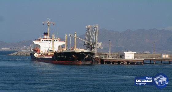 مصادر: الحوثيون يحتجزون 34 سفينة إغاثة في الحديدة