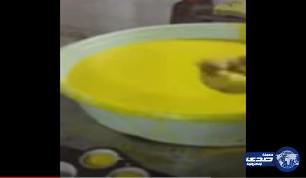 بالفيديو .. عامل مخبز يقوم بتعبئة عجين الكيك بيده بطريقة مقززة