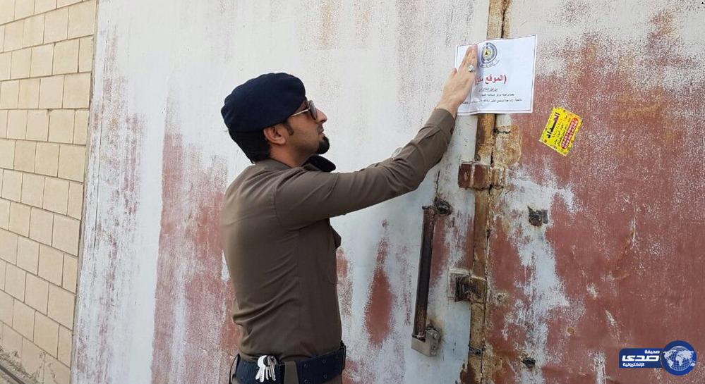 بالصور.. مدني الرياض يغلق 10 مستودعات مخالفة بحي الفيصلية