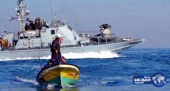 الزوارق الإسرائيلية تستهدف مراكب الصيادين الفلسطينيين في بحر شمال غزة