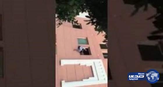 بالفيديو ..مغربية تهدد بالانتحار والمواطنين يفاجئونها بطلب غريب !!