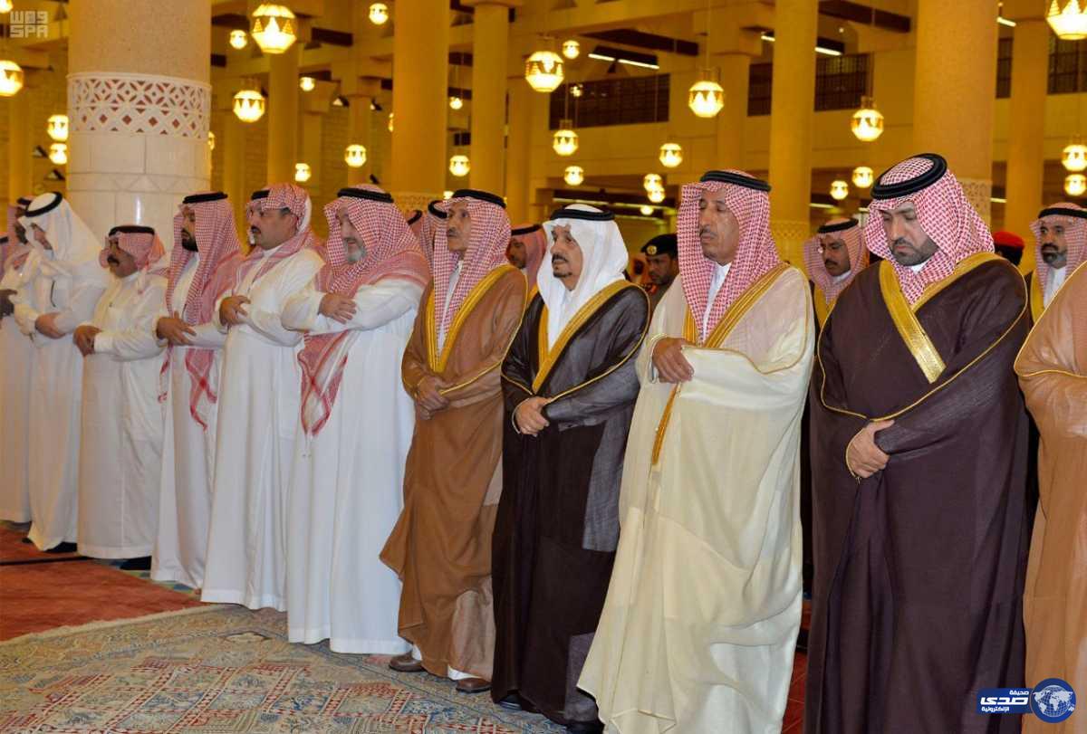 أمير الرياض يؤدي صلاة الميت على والدة الأمير فيصل بن طلال بن عبدالعزيز