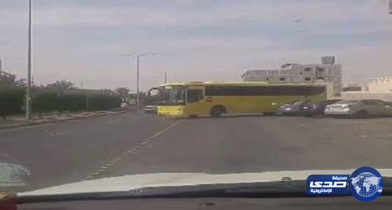 شاهد.. القبض على سائق حافلة مدرسية يعكس الطريق بالرياض