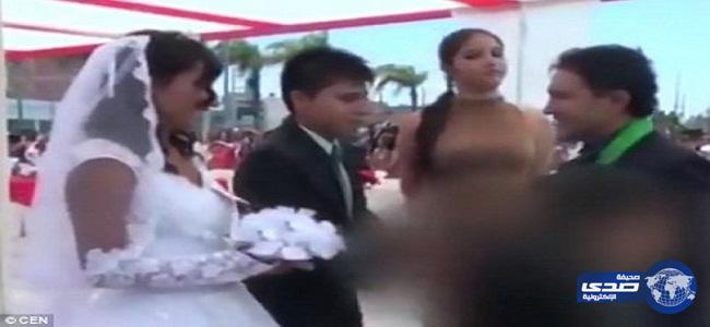 بالصور.. شابة تقتحم حفل زفاف جماعي وتصرخ في أحد العرسان: ترك ابنه رضيعاً وهرب