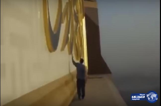 فيديو مرعب.. رجلان يتجولان أعلى ساعة مكة العملاقة