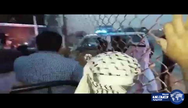 بالفيديو.. &#8220;أمن الدمام&#8221; ينهي فوضى عمالة في مرفق حكومي