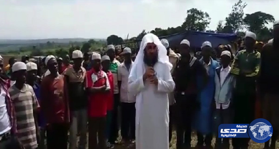 بالفيديو : مئات النصاري يشهرون إسلامهم فى قرية ببروندي