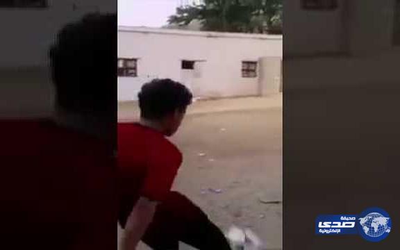 بالفيديو.. منافسا لوالده.. شاب ينجح في تسديد الكرة على طريقة “بيكهام”