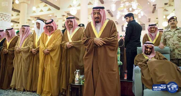 بالصور.. الملك يؤدي صلاة الميت على الأمير تركي بن عبدالعزيز