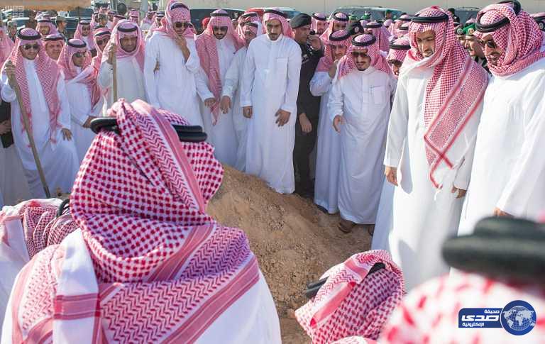 بالصور.. خادم الحرمين يشارك في دفن الأمير تركي بن عبدالعزيز