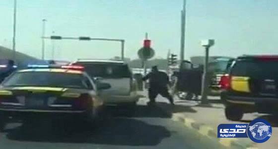 بالفيديو : سائق يباغت 4 سيارات من الشرطة الكويتية ويفر هاربا!!