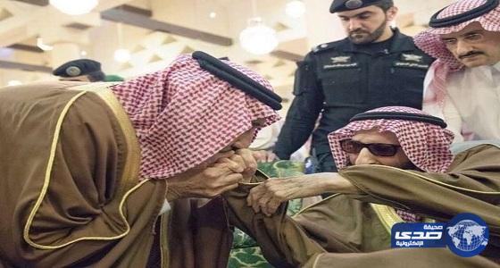 بالفيديو: الملك سلمان يقبّل يد أخيه الأمير بندر بن عبدالعزيز بعيداً عن البروتوكولات