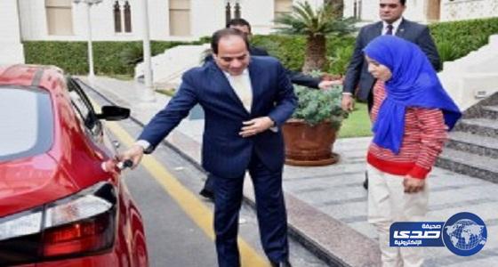 بالصور ..الرئيس المصري يلتقي بـ«فتاة العربة» في قصر الاتحادية ويطالب الإسكان بتوفير مسكن لها