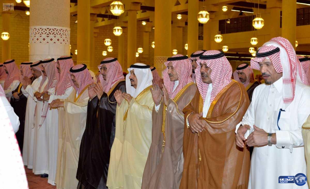 بالصور ..أمير منطقة الرياض يؤدي صلاة الميت على الأمير سلمان بن فواز بن سعود