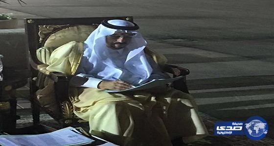 بالصور .. أمير الرياض يباشر عمله أثناء  تواجده بالمطار لاستقبال  الوفود القادمة للعزاء
