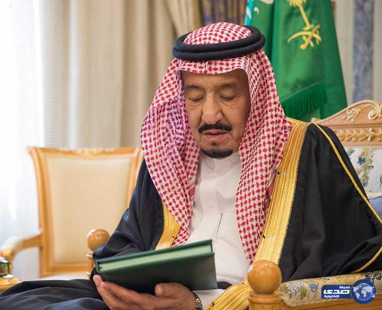 خادم الحرمين يتسلم التقرير السنوي الثاني والخمسين لمؤسسة النقد العربي السعودي