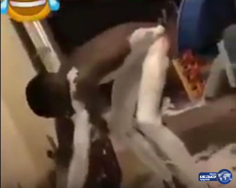 بالفيديو.. أمريكي أسود يدهن نفسه بلون أبيض خشية من أنصار ترامب