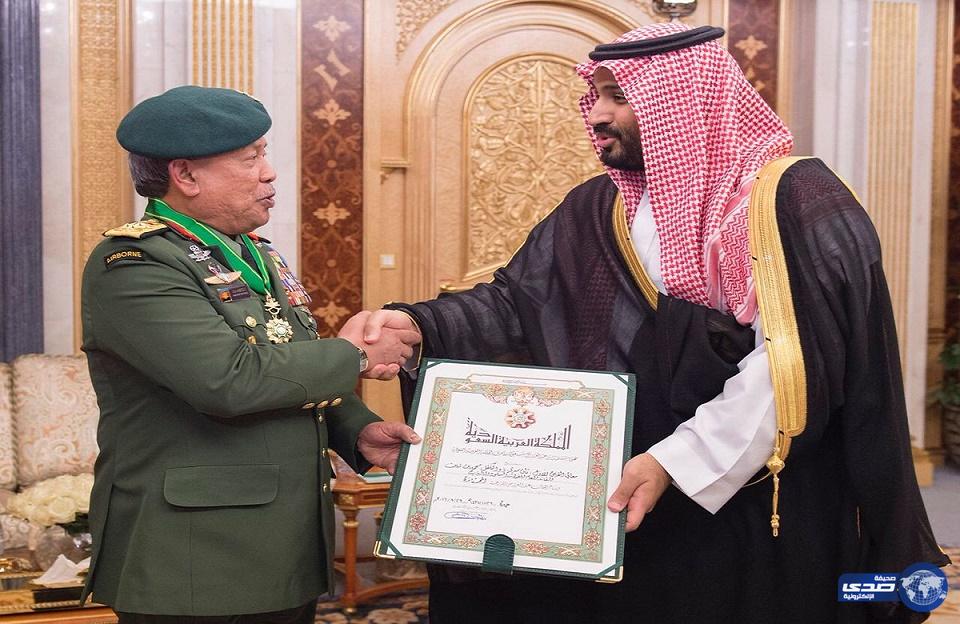 سمو ولي ولي العهد يقلد القائد العام للقوات المسلحة الماليزية وسام الملك عبدالعزيز