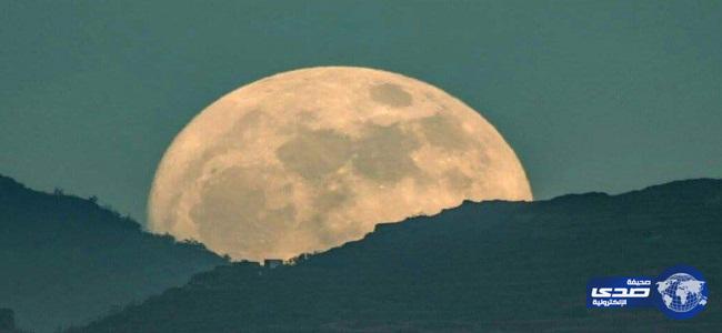 بالصور .. القمر العملاق من جبال فيفاء و الداير