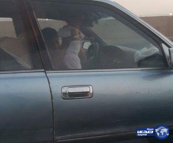 بالصورة .. المرور يتفاعل مع بلاغ مواطن حول قيادة صبي سيارة وبجواره طفلة في جدة