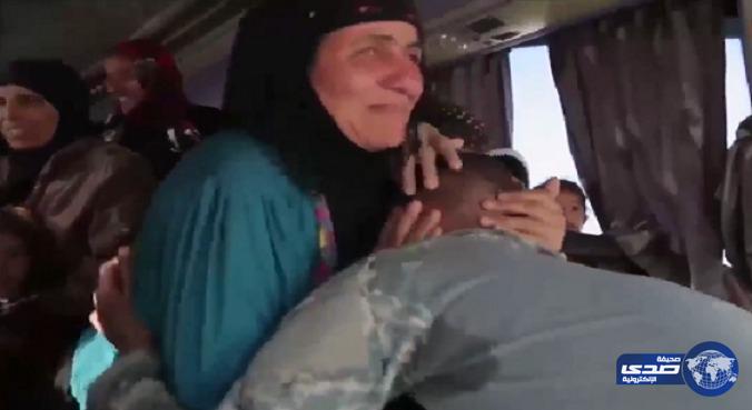 بالفيديو .. رد فعل جندي عراقي عثر على أمه في قافلة للنازحين