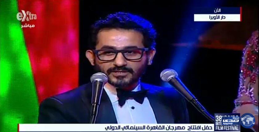 بالفيديو.. أحمد حلمي تنتابه موجة بكاء و يهدي تكريمه بمهرجان القاهرة للساحر