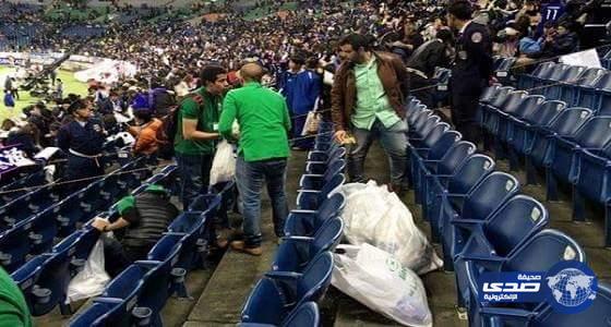 بالفيديو..تطوع مبتعثين في اليابان لتنظيف المدرجات بعد إنتهاء مباراة المنتخب