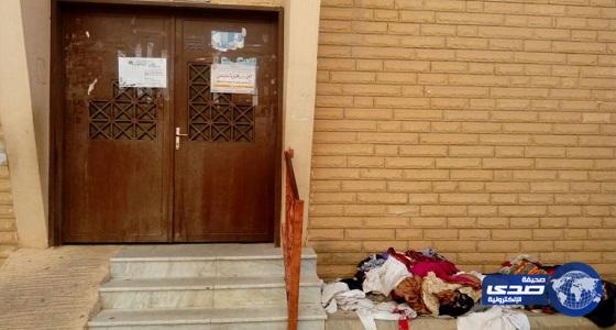 استياء مواطنين من وجود ملابس مستعملة أمام مسجد البجادية