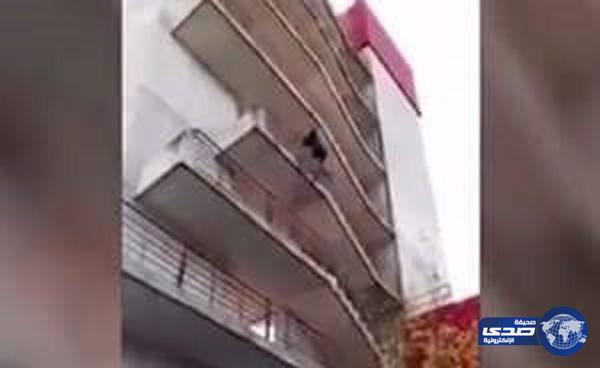 بالفيديو.. رجل إطفاء خارق يتسلق 9 طوابق في ثواني معدودة