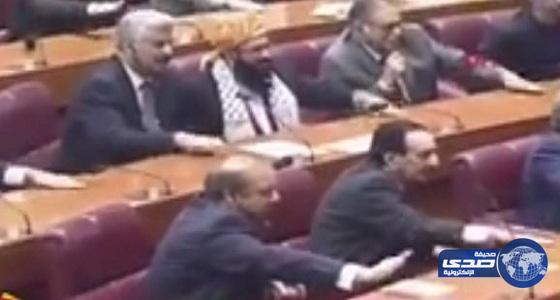 بالفيديو .. نواب البرلمان الباكستاني يطرقون على الطاولات خلال كلمة لأردوغان