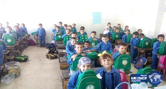 الحملة السعودية توزع الحقائب المدرسية على الطلبة السوريين في محافظة الزرقاء الأردنية