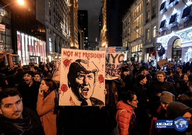 تظاهر عشرات الأمريكيين في باريس ضد “ترامب”