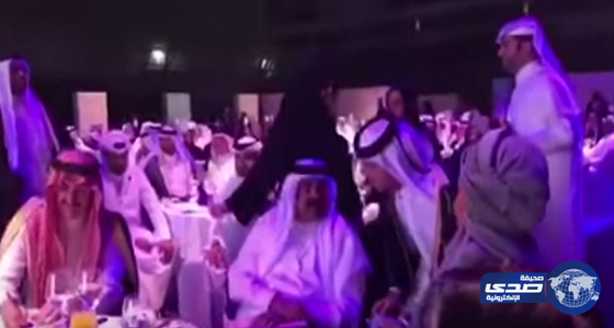 بالفيديو: أمير قطر الأسبق يهدي الطفل غانم المفتاح ساعته ويعرض طاقيته للبيع في مزاد