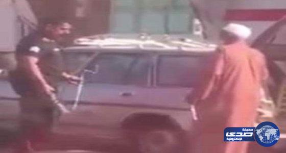 نشطاء &#8220;تويتر&#8221; يثنون على رجل أمن غير إطار سيارة رجل مُسن ..  فيديو