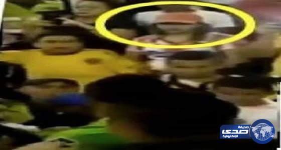 بالفيديو..مشجعة غاضبة تهاجم لاعب بسلاح حاد  أثناء احتفاله بالفوز بكأس كولومبيا