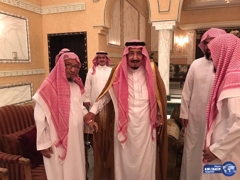 بالصور.. خادم الحرمين يزور الشيخ ” الشثري” في منزله