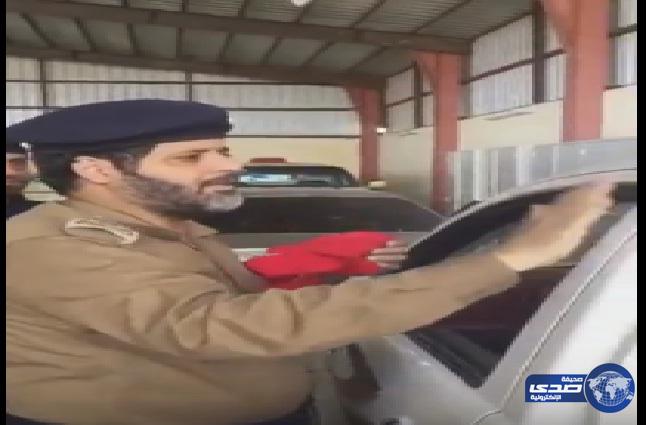 بالفيديو.. ضابط بالدفاع المدني يشرح كيفية فتح السيارة بدون مفتاح
