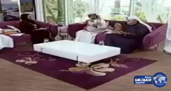 للمرة الثانية ..ضيف القناة السعودية يفاجأ بتحطم مقعده على الهواء (فيديو )
