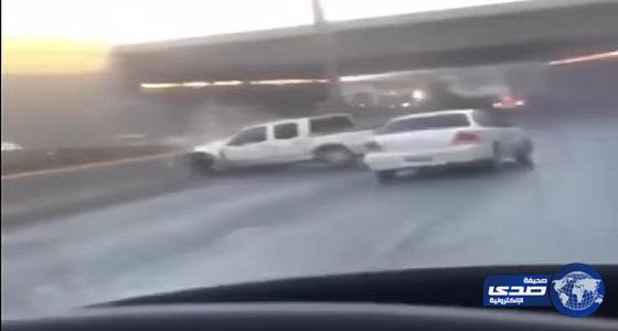 بالفيديو.. تنافس سائقي سيارتين ينتهي بحادث تصادم