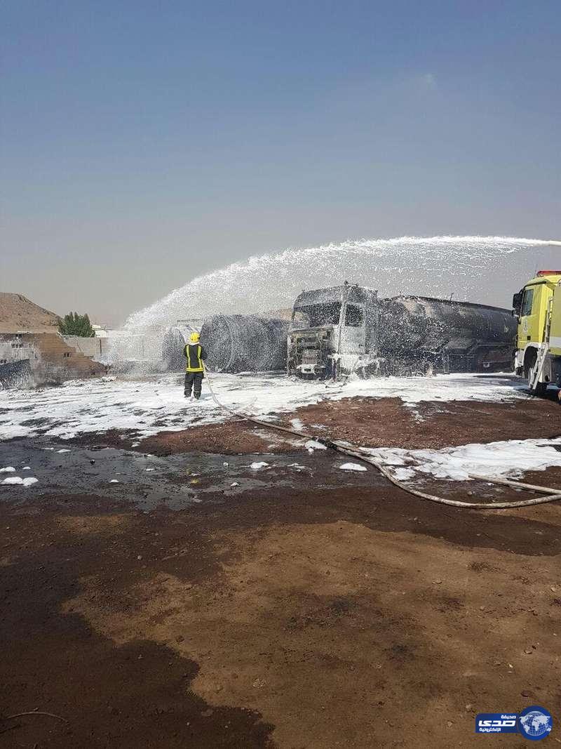 بالصور .. الدفاع المدني يخمد حريقا داخل أرض مسورة بجنوب جدة