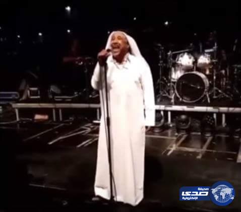 بالفيديو.. الشاب خالد يظهر بالزي الخليجي في حفل غنائي بالبحرين