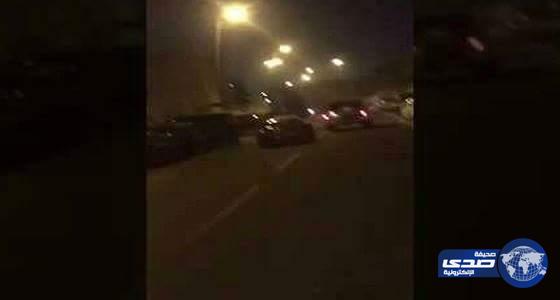 بالفيديو ..رد فعل عنيف لخليجي وجد سيارة بورش متوقفة أمام منزله