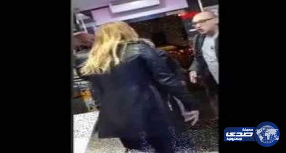 بالفيديو: شجار عنيف  بين رجل وامرأتين داخل مطعم!
