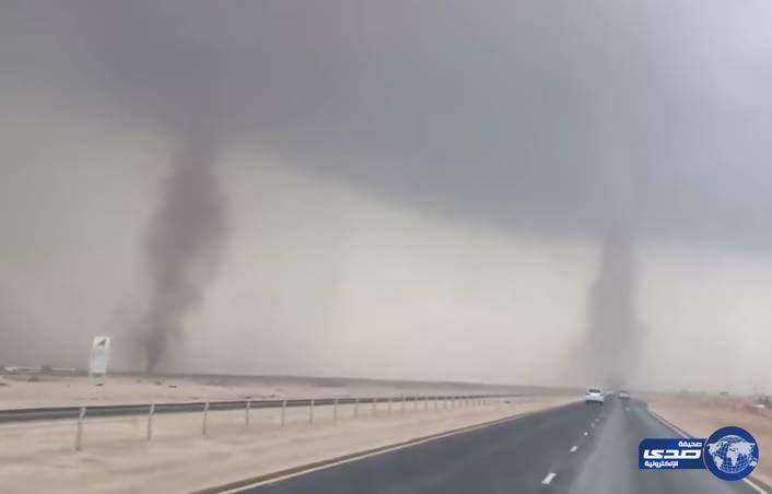 بالفيديو .. حالة نادرة من الأعاصير تضرب إحدى الطرق السريعة في قطر